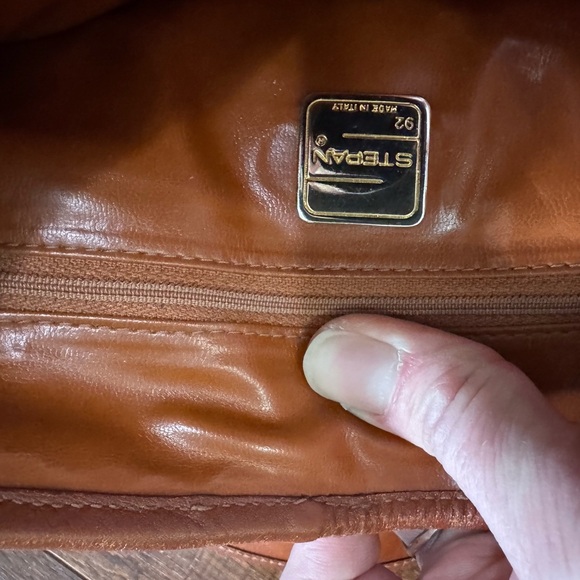 Elegant Black and Brown Crossbody Bag with Adjustable Strap - Picture 5 of 6